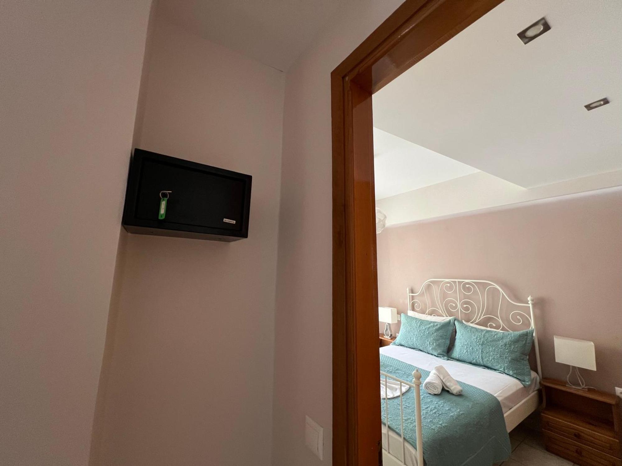 Artemis Rooms Two Steps By The Sea Platanés Esterno foto