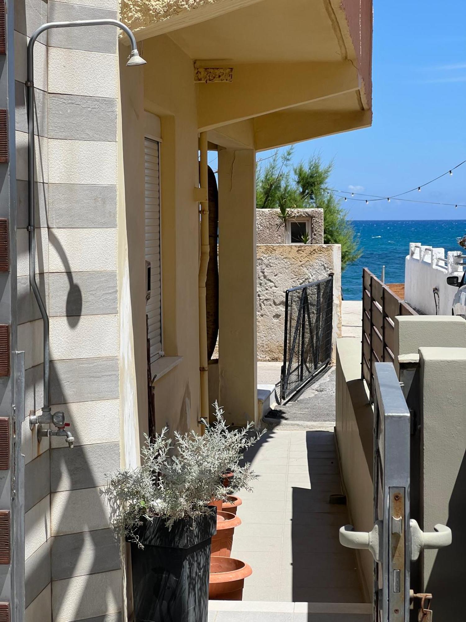 Artemis Rooms Two Steps By The Sea Platanés Esterno foto