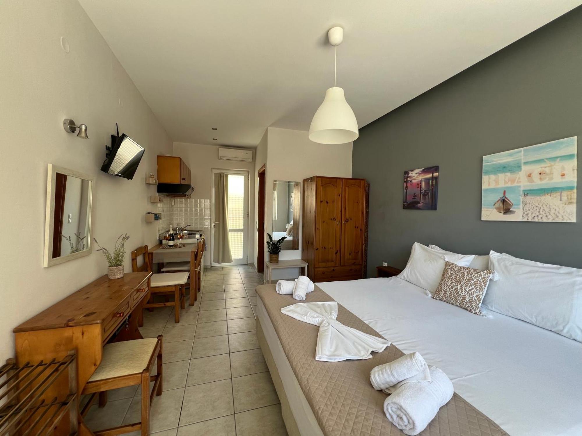 Artemis Rooms Two Steps By The Sea Platanés Esterno foto